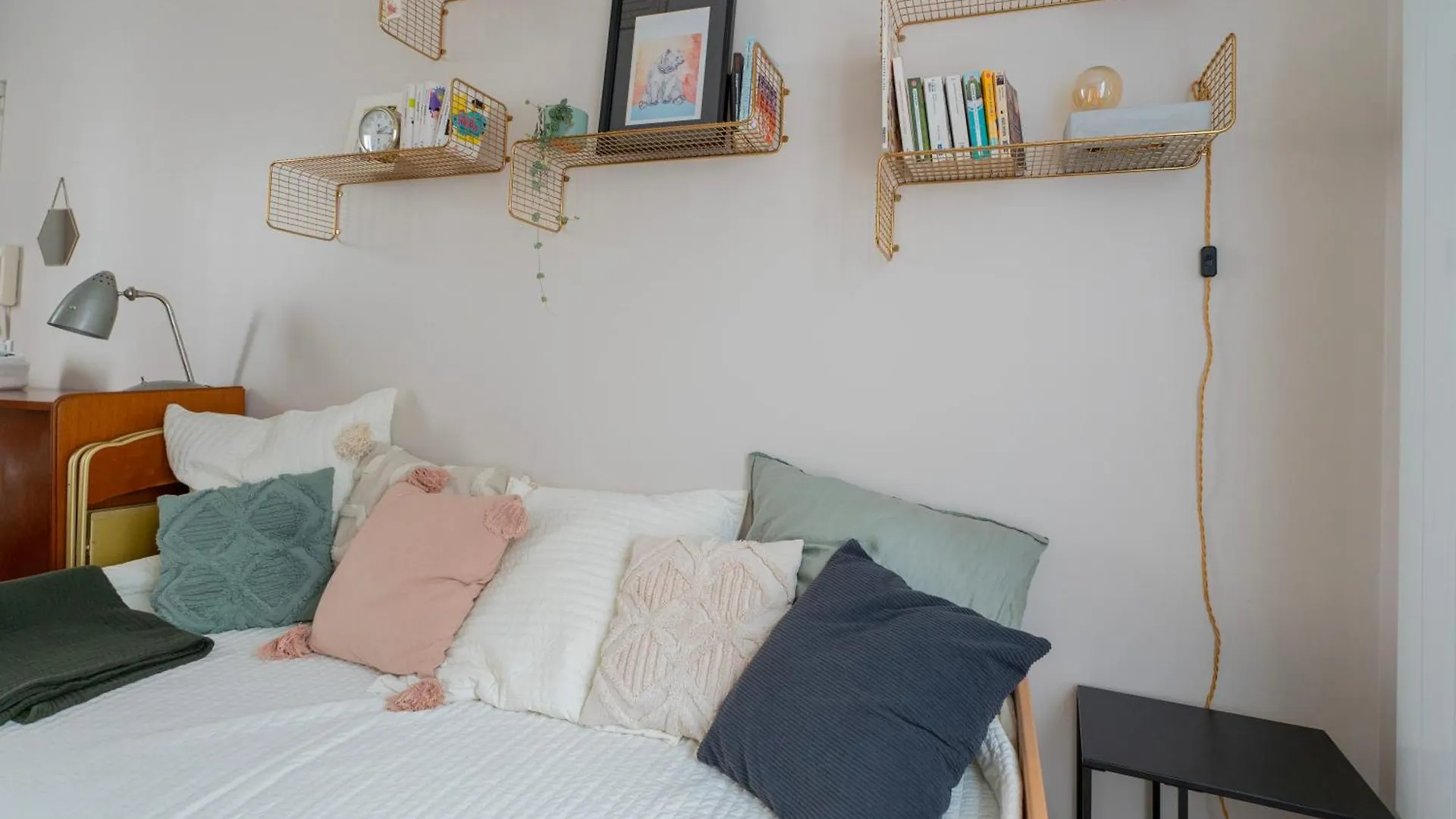 In Canal Saint Martin Apartment *